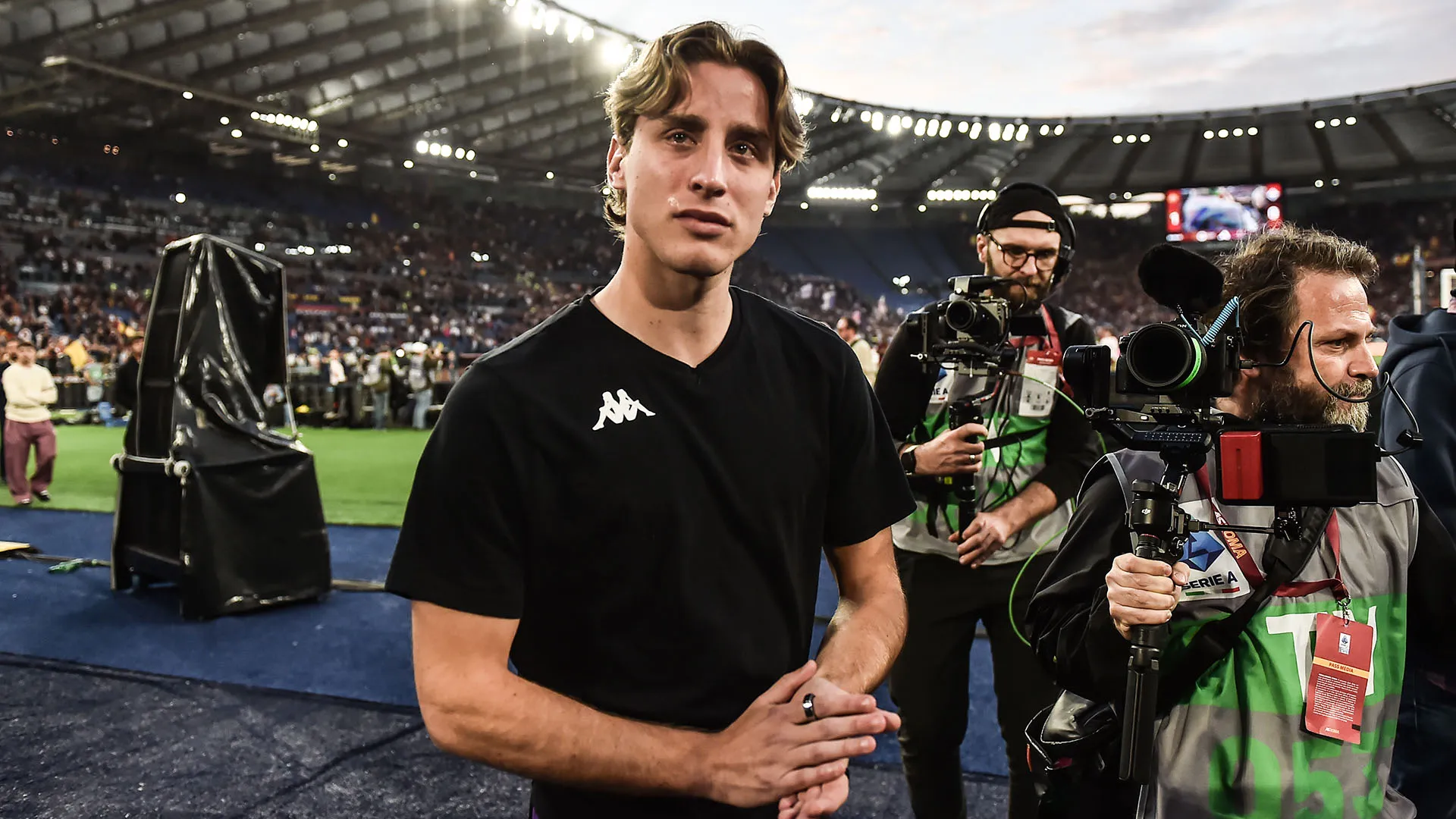 Durante la partita i tifosi della Roma hanno cantato vari cori per Bove
