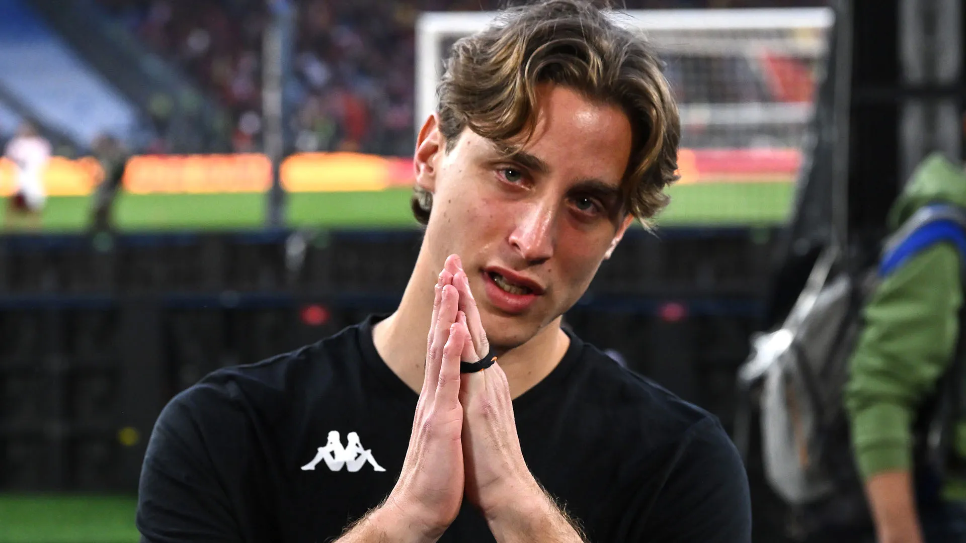 Al termine della partita Bove è andato sotto la curva della Roma ed è scoppiato a piangere
