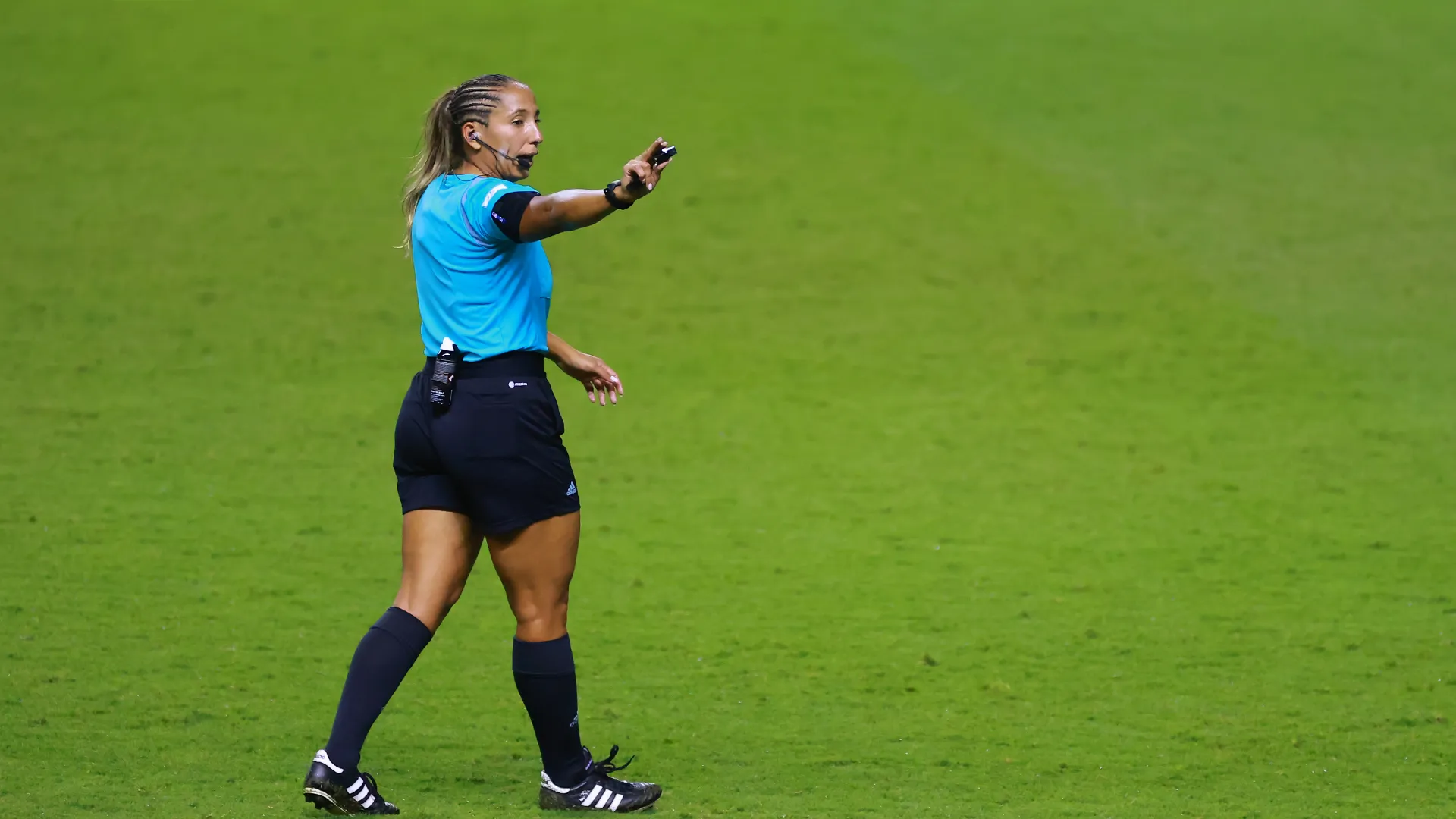 Calderas ha arbitrato anche agli Europei femminili del 2022, l'unico arbitro extraeuropeo a dirigere una partita in questi campionati