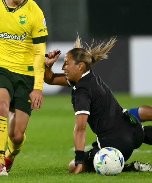 Travolge l’arbitro donna: spavento in campo. Le foto