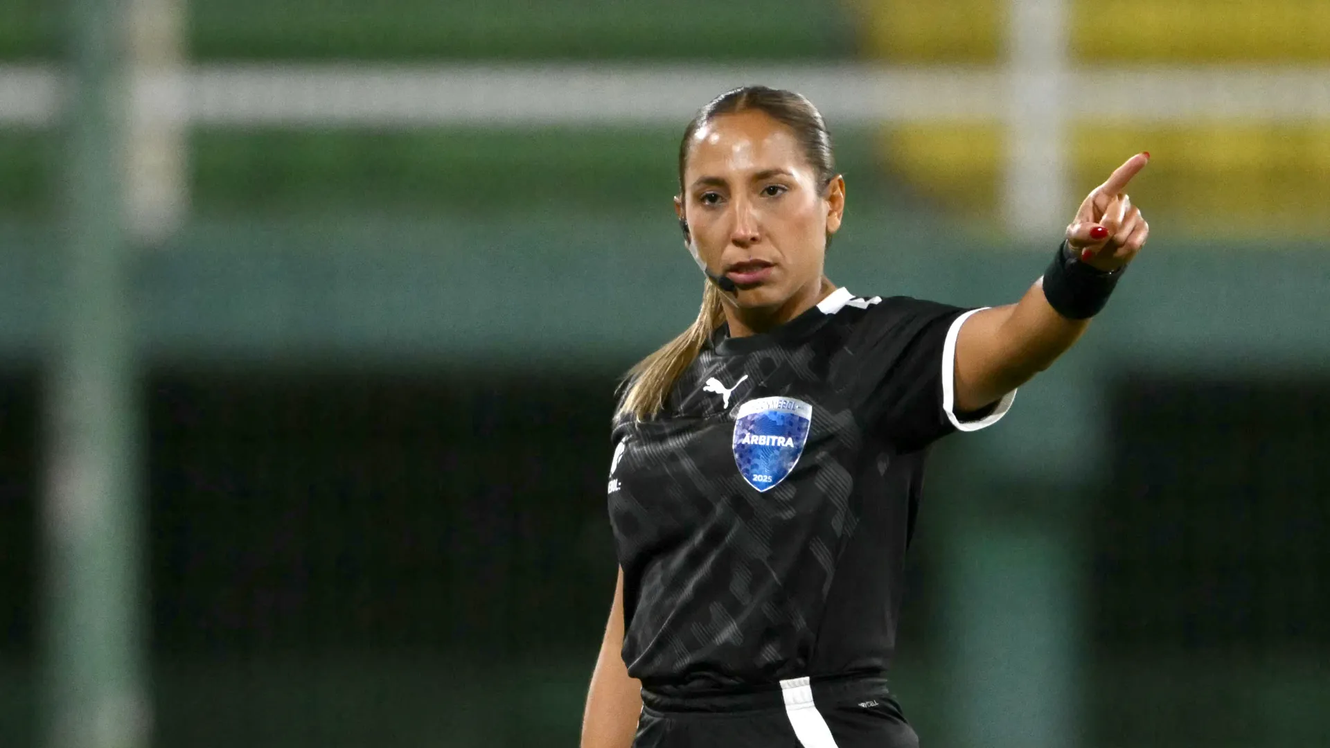 Duro scontro per Emikar Calderas durante la partita valida per il girone di Copa Sudamericana tra Cerro Largo e Defensa y Justicia