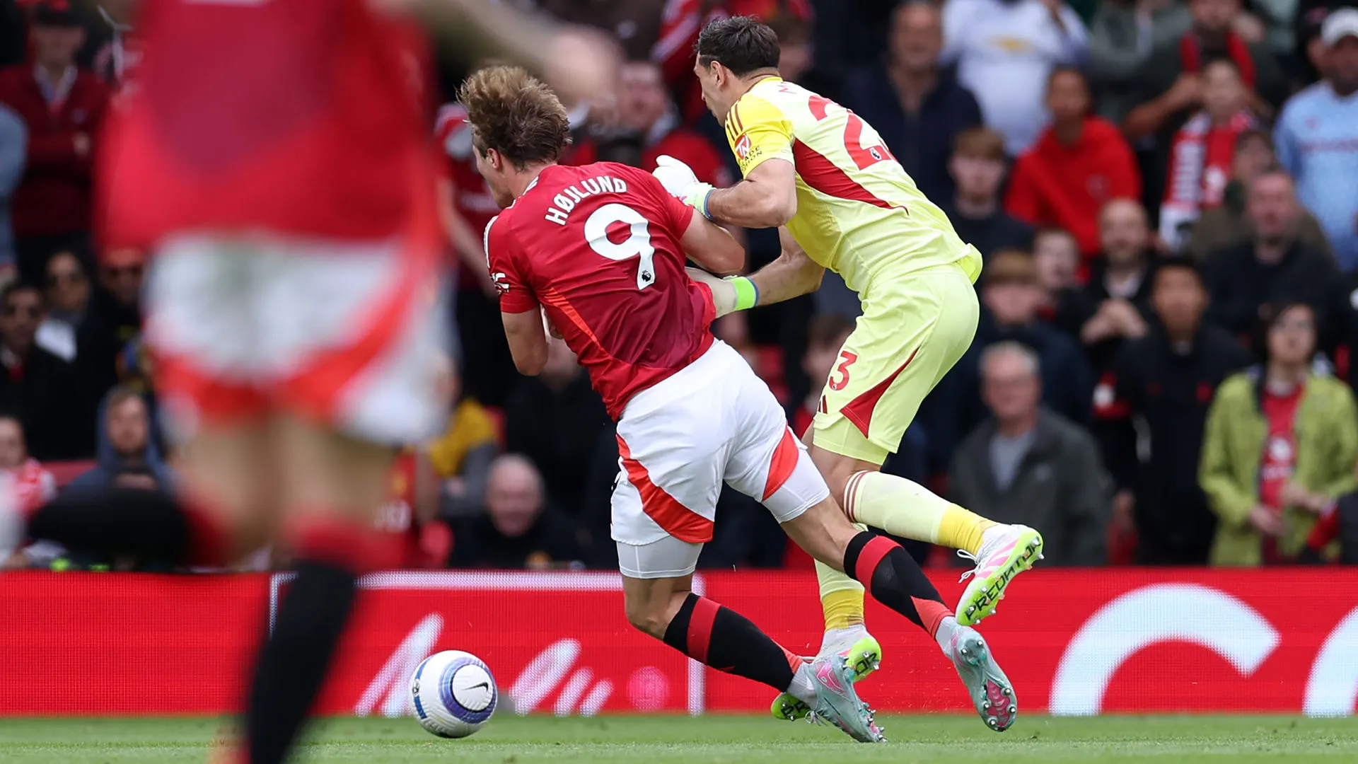 Il portiere ha ricevuto un cartellino rosso durante la sfida contro il Manchester United
