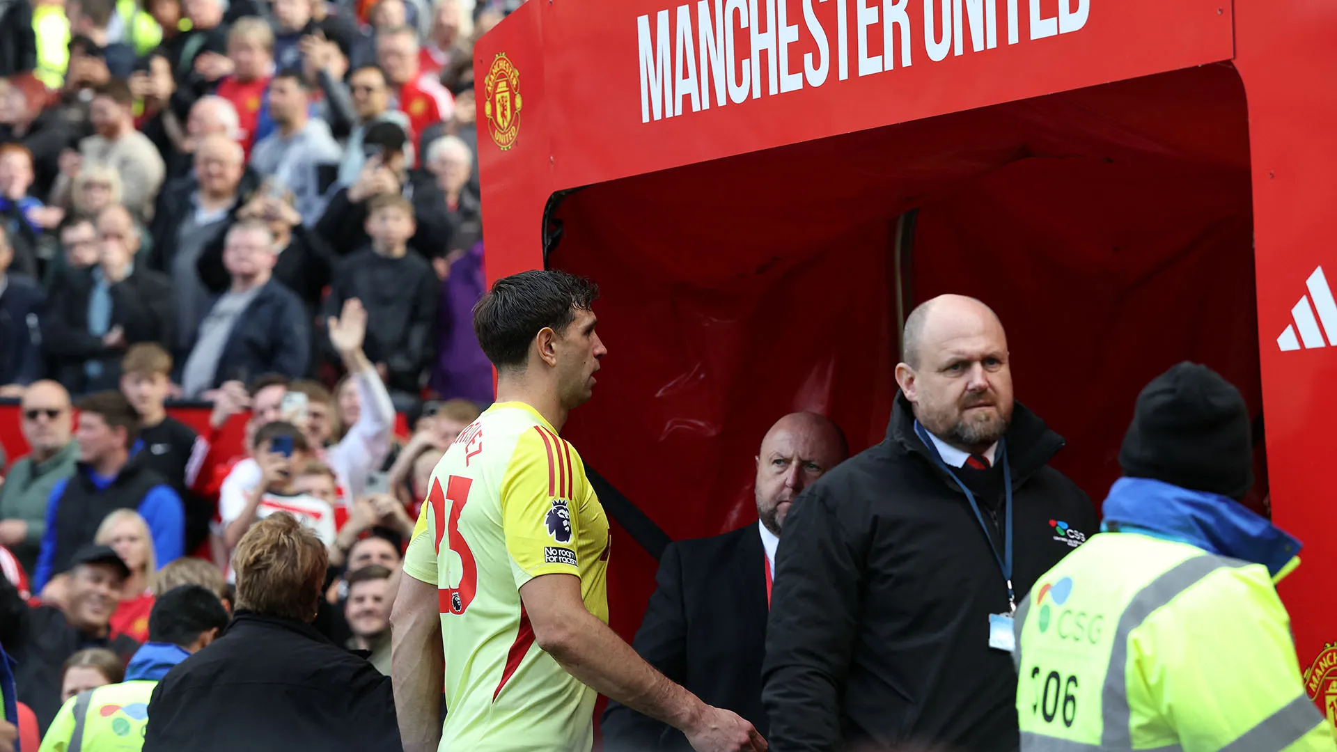 Mentre usciva dal campo, il portiere argentino è stato bersagliato dai tifosi dello United
