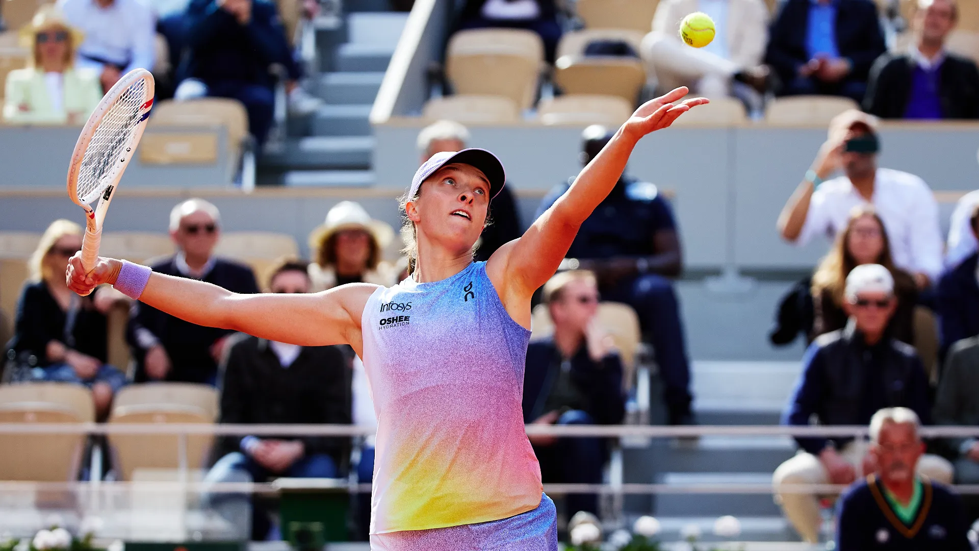L'ex numero uno del mondo Iga Swiatek ha travolto Raducanu per 6-1, 6-2