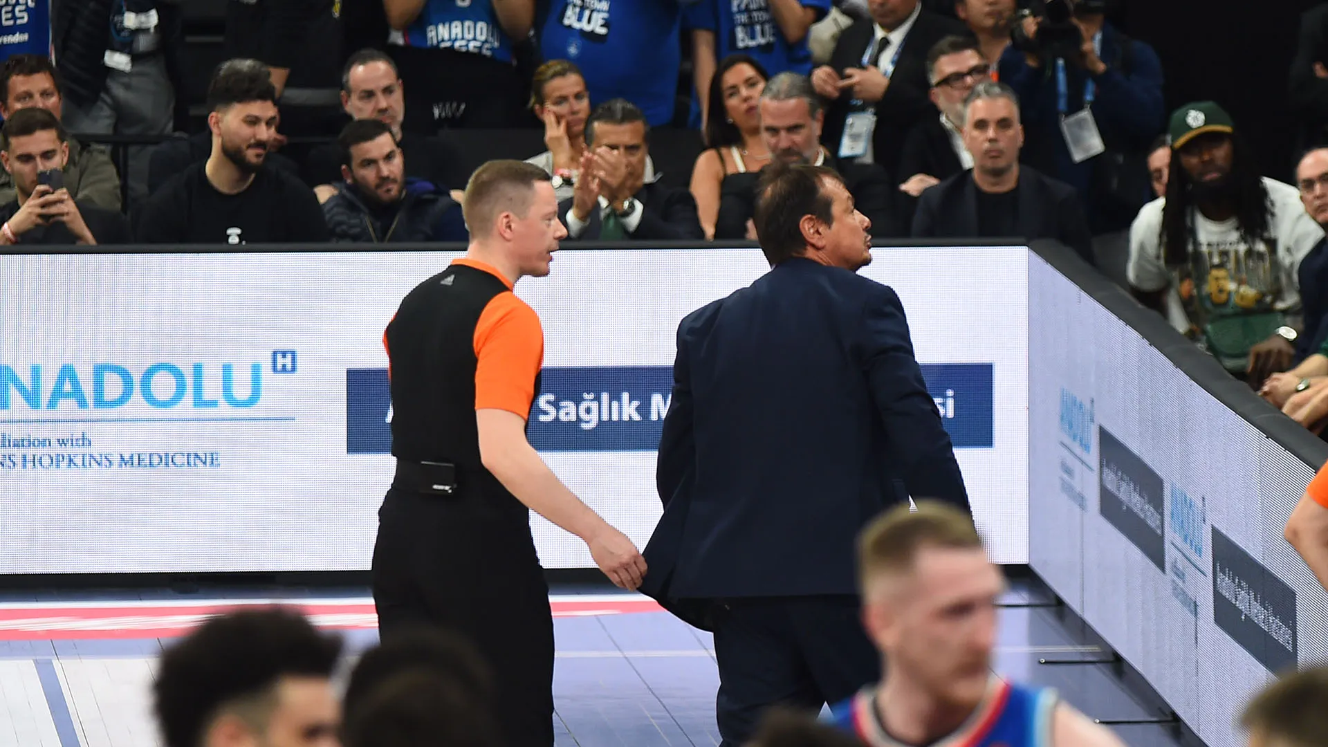 Derek Willis, ala dell'Anadolu Efes, sui social ha difeso Ergin Ataman 
