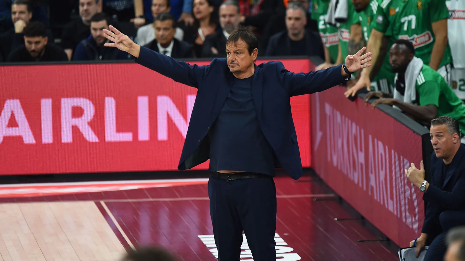 L'allenatore del Panathinaikos è stato preso di mira dai tifosi avversari
