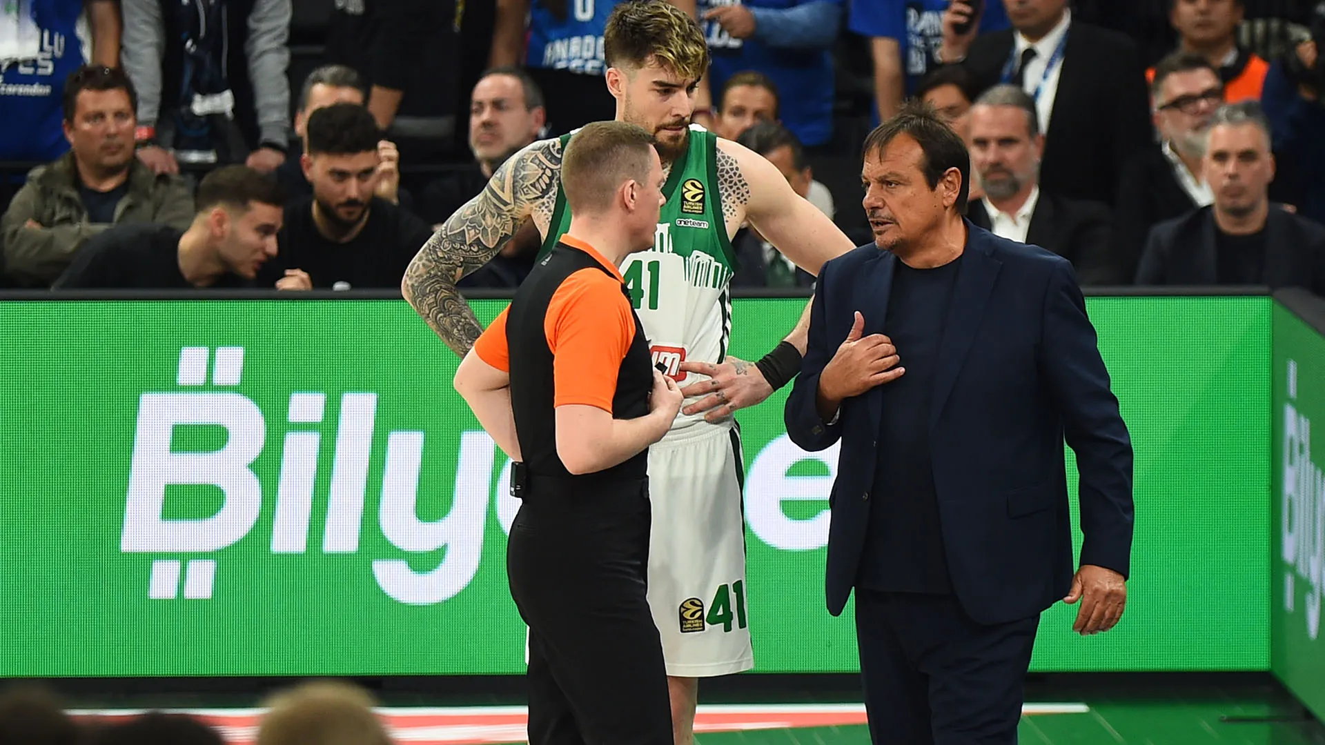 "Ataman ha portato all'Efes molta gloria negli ultimi anni" ha scritto il campione
