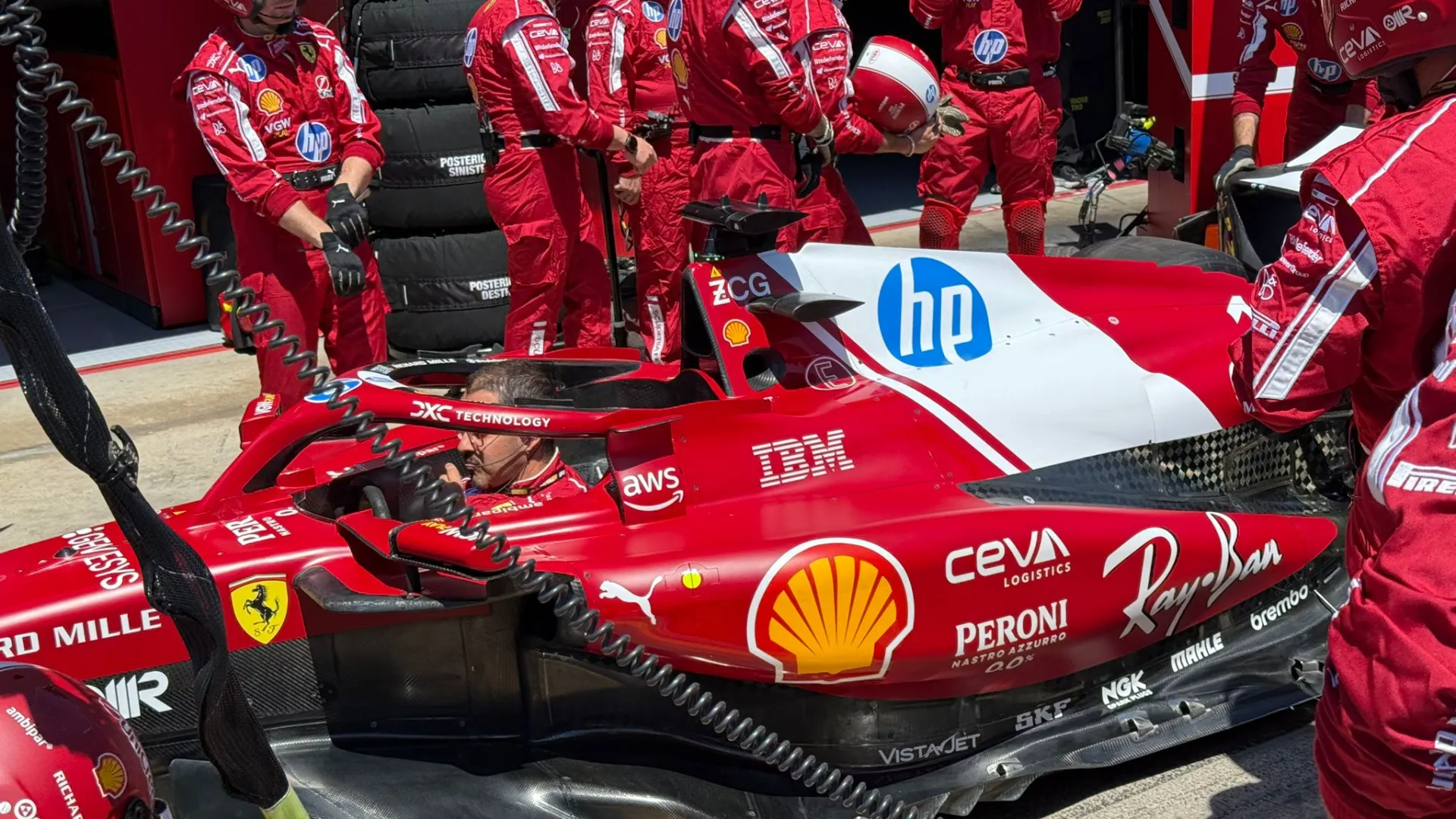 Queste parole sono state pronunciate da Leclerc mentre gli facevano notare che Hamilton stava rimontando dopo aver cambiato le gomme.
