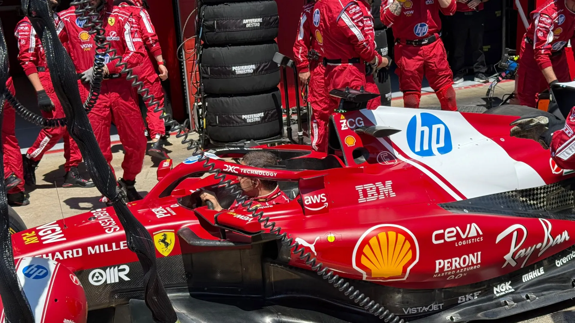 Charles Leclerc, sfortunato in occasione della safery car, non ha potuto fare altro che lasciargli strada.