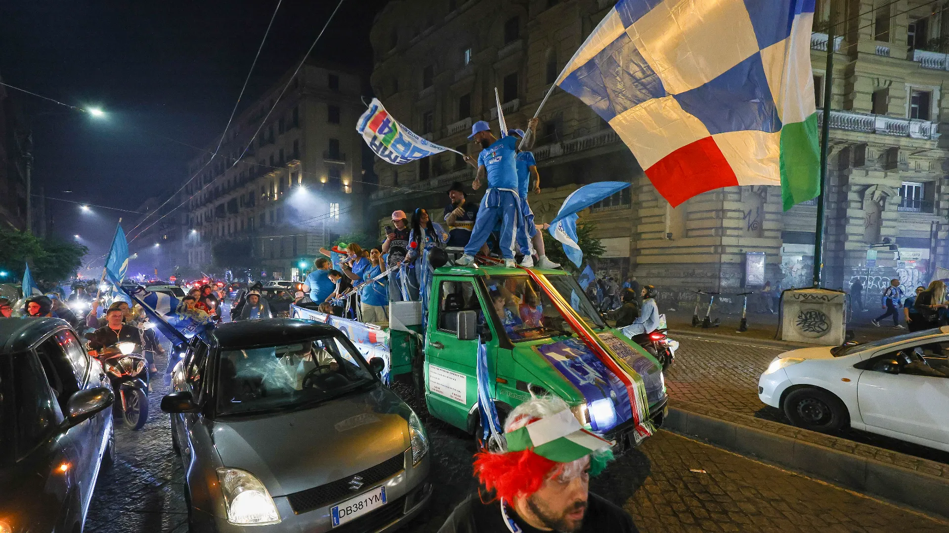 I napoletani si sono riversati nelle strade a festeggiare