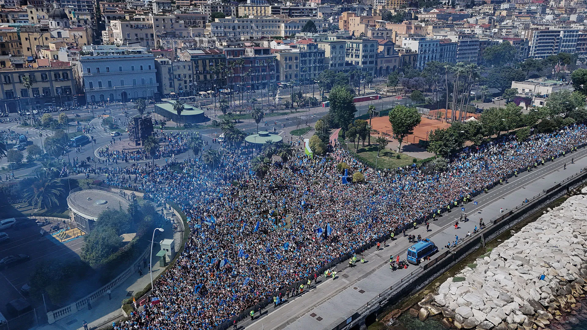 Cori, balli, fumogeni: si è visto di tutto durante la parata
