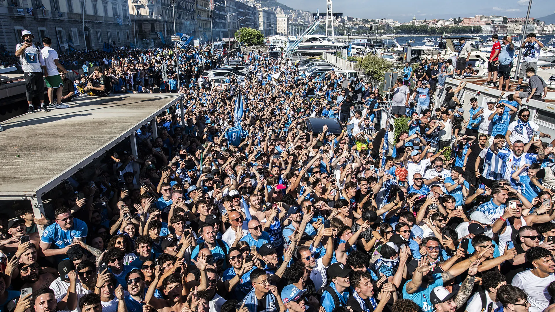 Festa incredibile dei tifosi partenopei per il quarto Scudetto conquistato dal club
