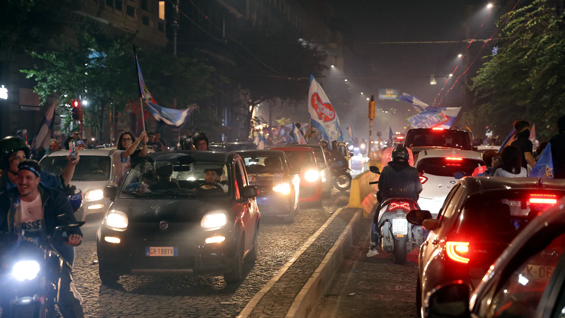 La passione dei tifosi è esplosa nella notte