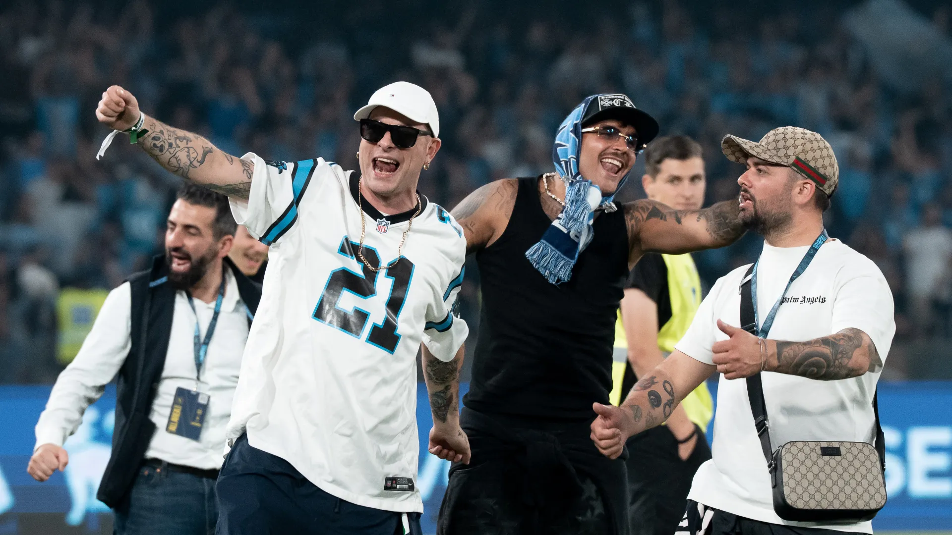 In campo è spuntato anche il rapper Geolier, in compagnia del suo collega Clementino