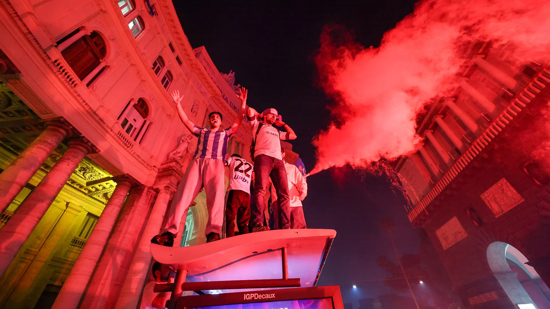 Centinaia di caroselli e migliaia di fuochi d'artificio in tutta la città