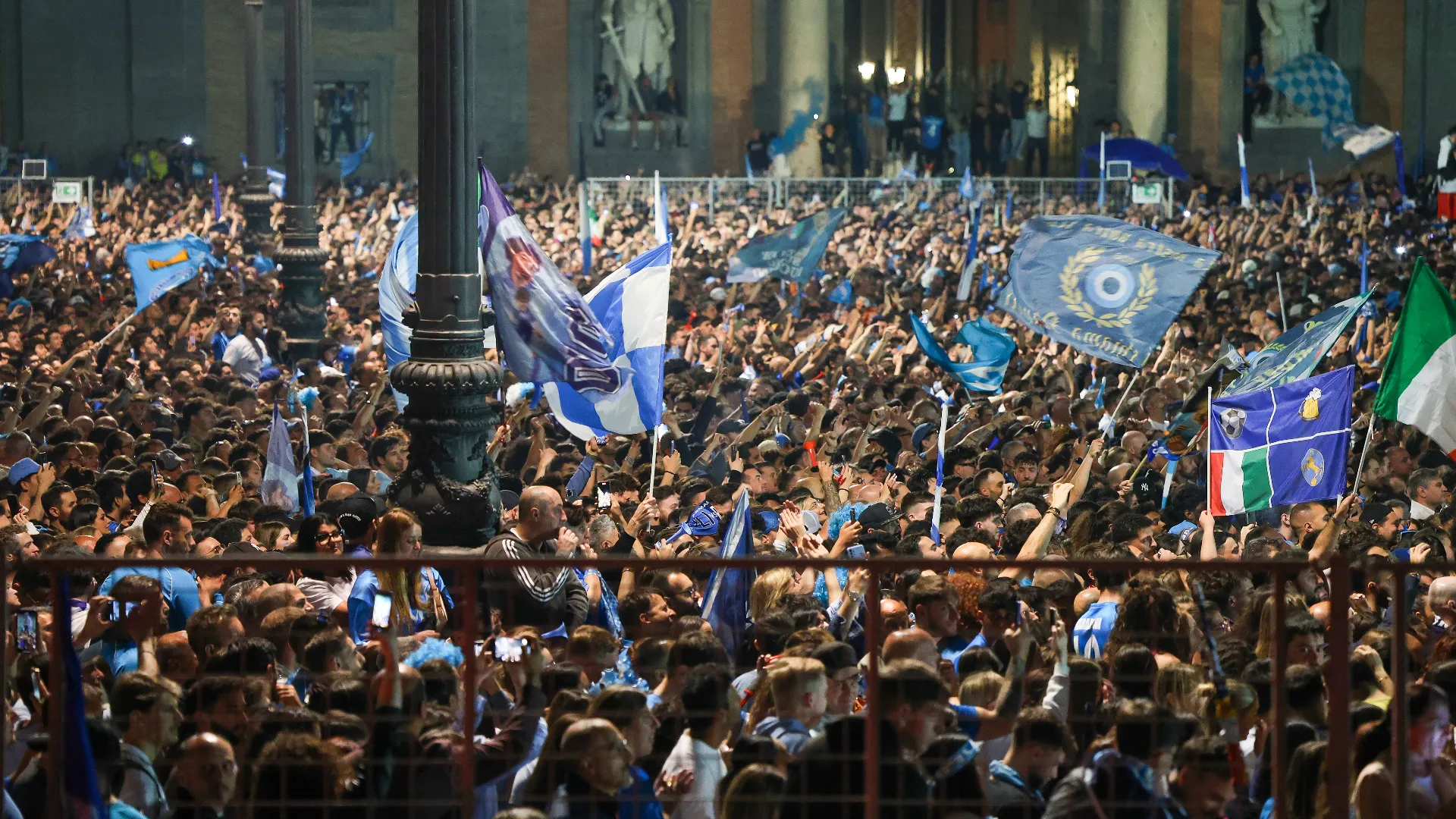 Festa fino all'alba a Napoli per il quarto scudetto conquistato dagli azzurri