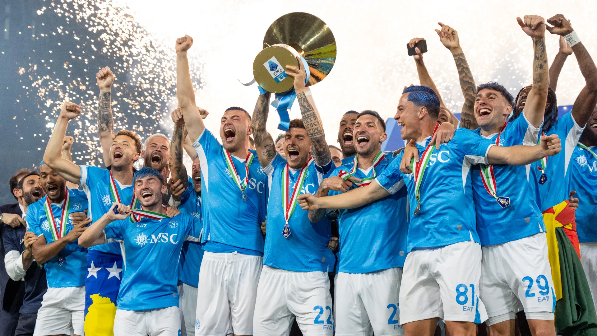 E' lo scudetto più inaspettato per i partenopei, raggiunto subito al primo anno di Antonio Conte