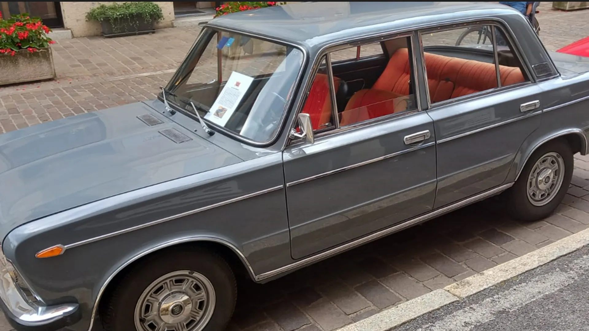 Le linee squadrate e pulite della carrozzeria esprimono un linguaggio stilistico sobrio ma moderno, capace di resistere al passare del tempo.
