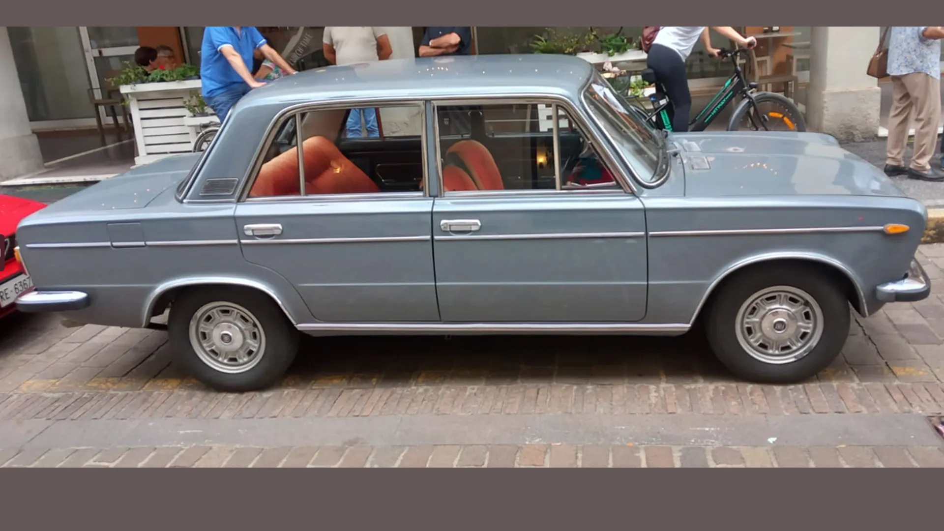 La Fiat 125 rappresenta uno dei migliori esempi di equilibrio tra eleganza formale e praticità quotidiana nell’automobilismo italiano degli anni Sessanta