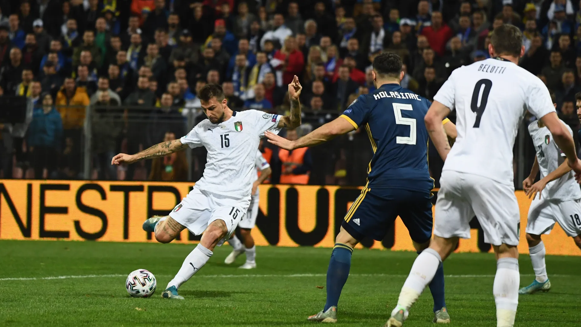 Con la Nazionale ha collezionato 34 presenze, con un gol realizzato in casa della Bosnia ed Erzegovina