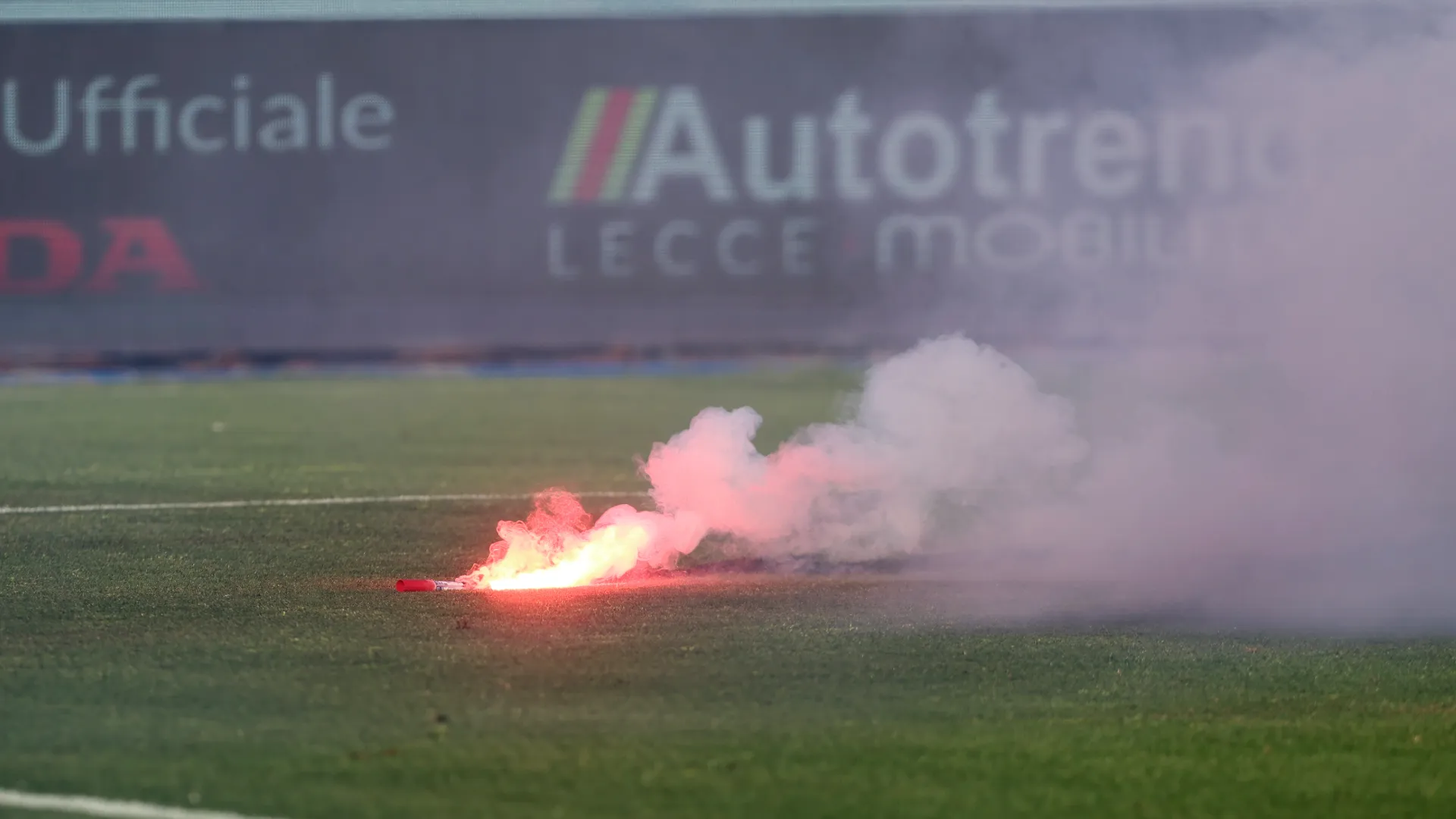L'arbitro è stato costretto a interrompere momentaneamente la partita a causa dell'inferno che si è scatenato
