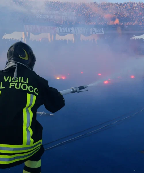 Inferno allo stadio: piovono fumogeni, partita sospesa. Foto