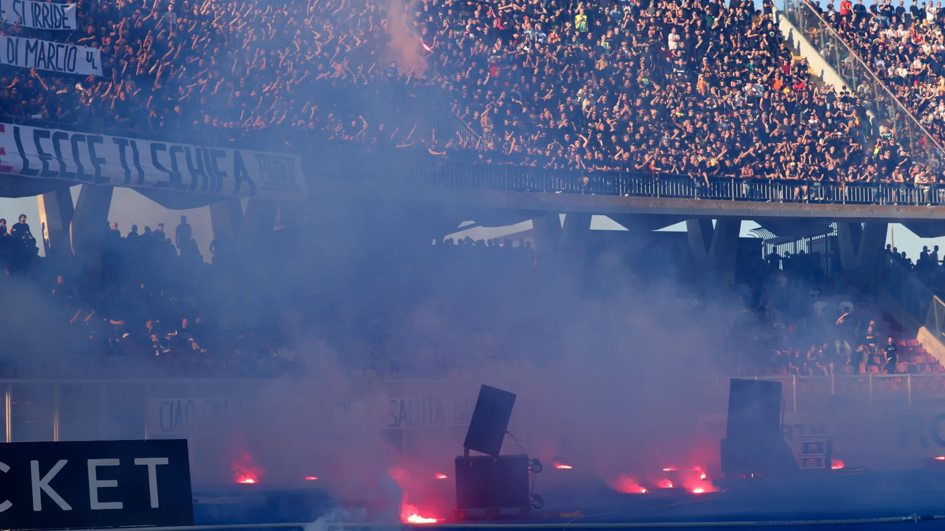 I tifosi del Lecce hanno comunque continuato con cori espliciti contro la Lega Calcio

