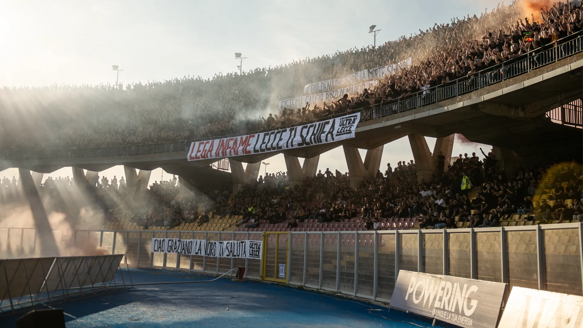 Inizialmente sono stati esposti striscioni chiarissimi e sono stati intonati cori espliciti
