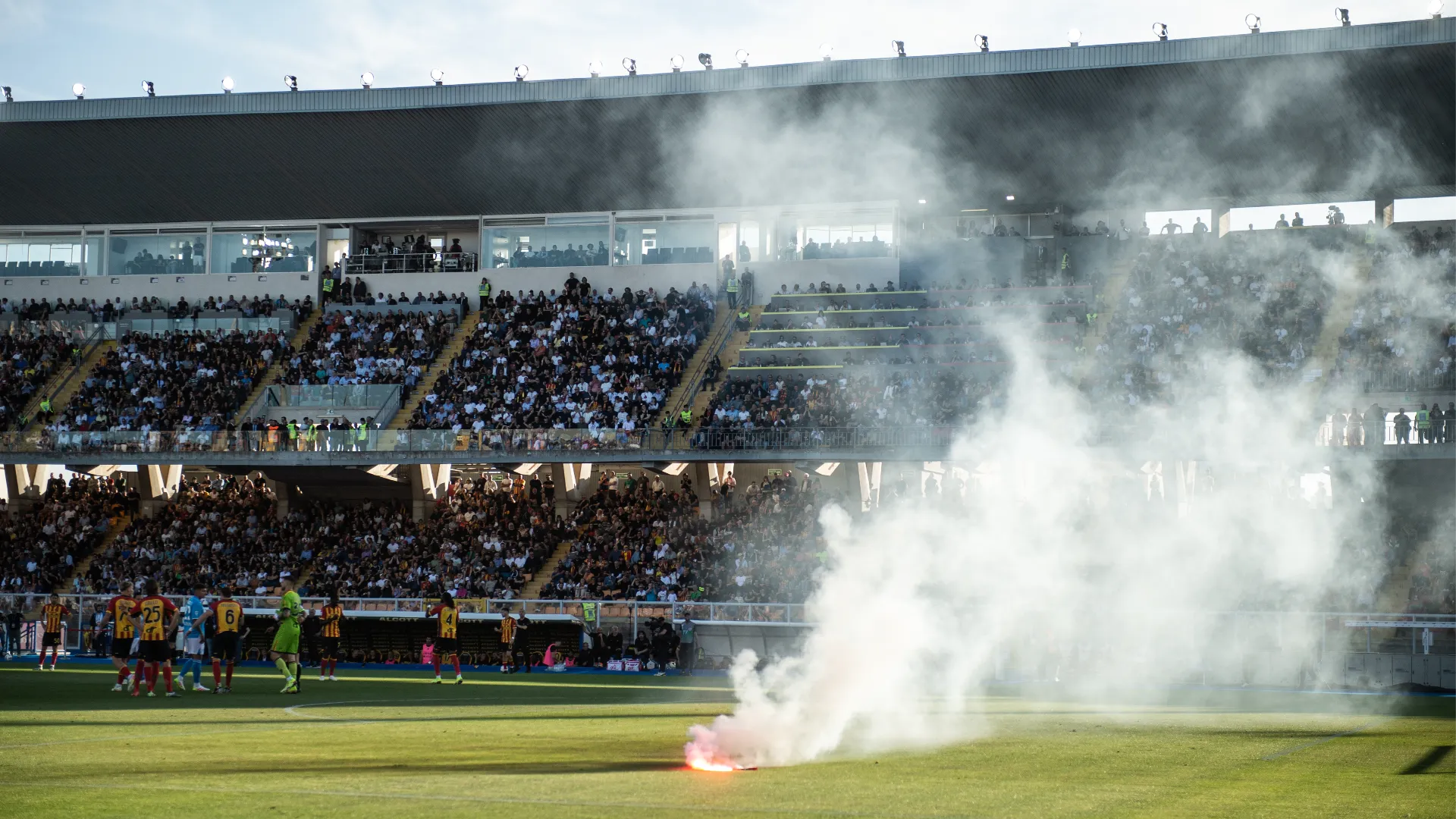 La decisione della Lega Calcio di far giocare la partita tra Lecce e Atalanta a 48 ore dalla morte del fisioterapista ha scatenato le proteste del club pugliese e dei suoi tifosi
