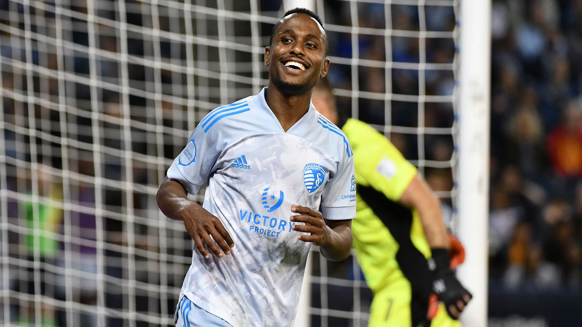 In precedenza ha militato nello Sporting Kansas City
