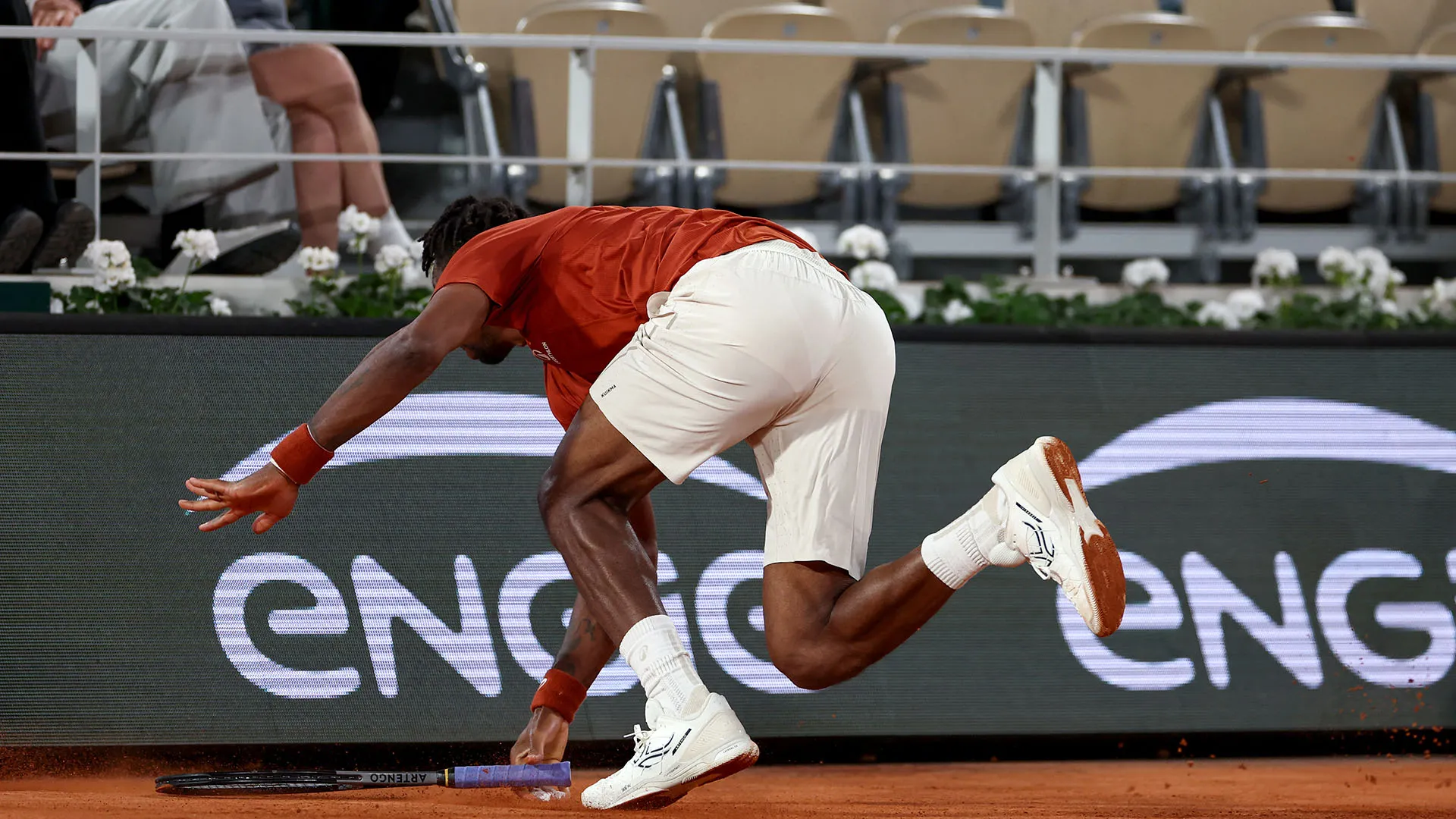 L'esperto tennista francese dopo uno scambio è inciampato