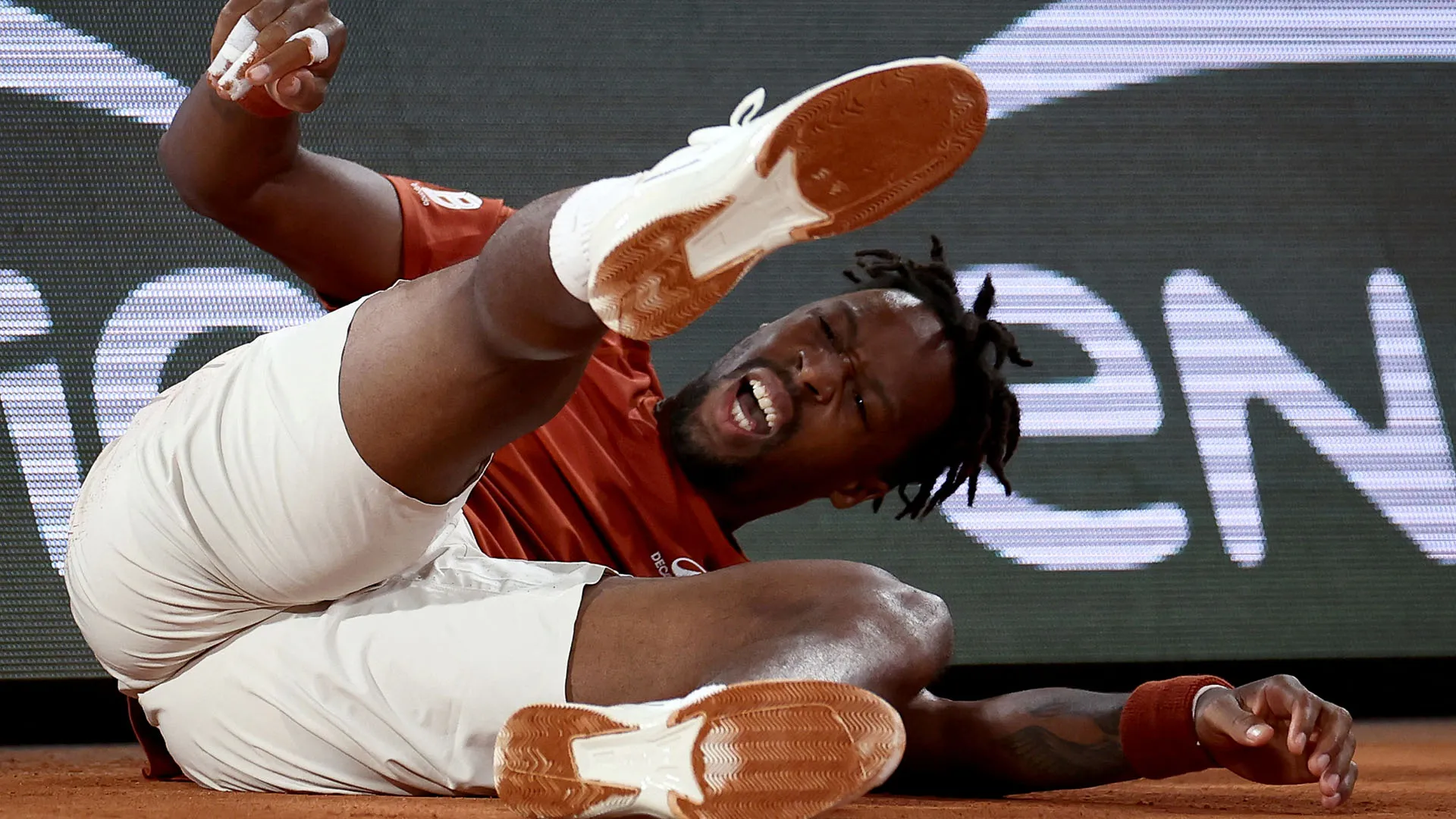 Il gioco è rimasto sospeso per alcuni minuti, Monfils ha accusato un colpo alla gamba