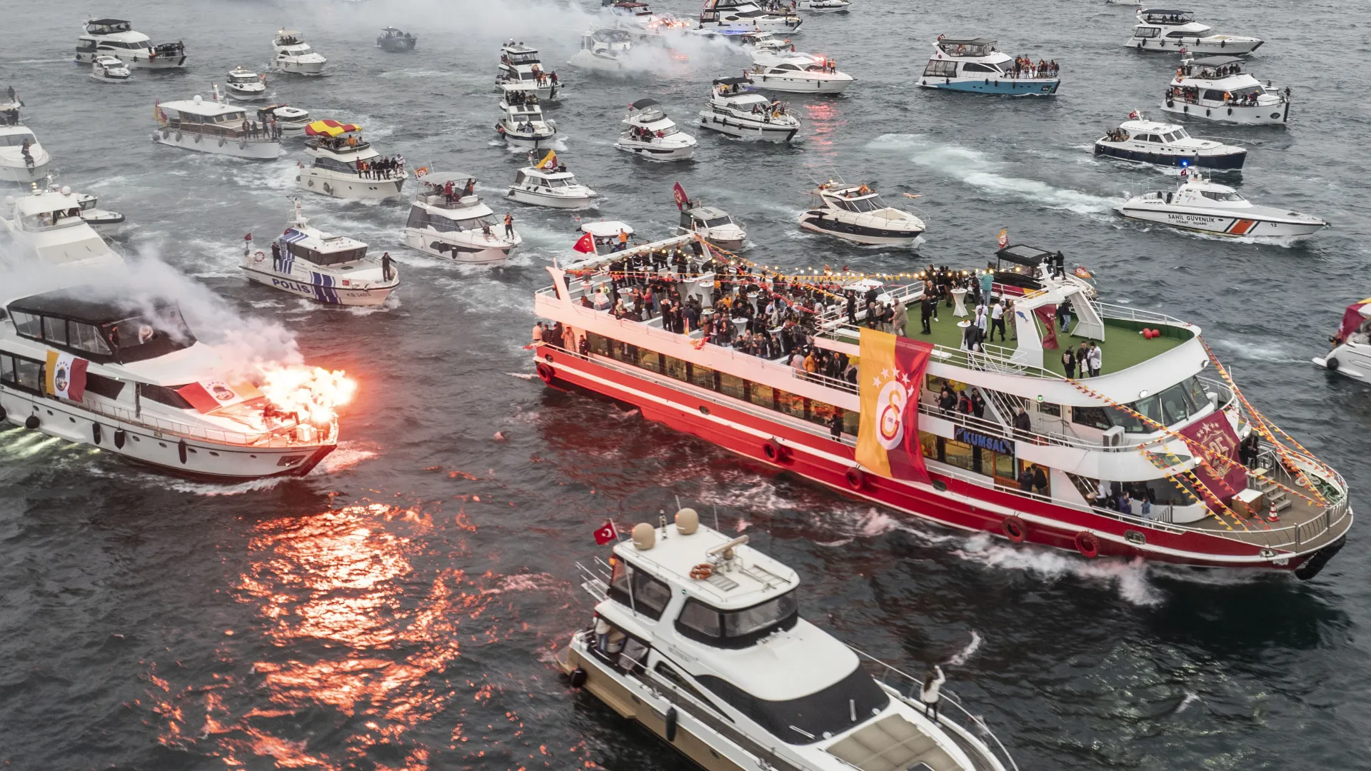 Razzi in mare per festeggiare il Galatasaray
