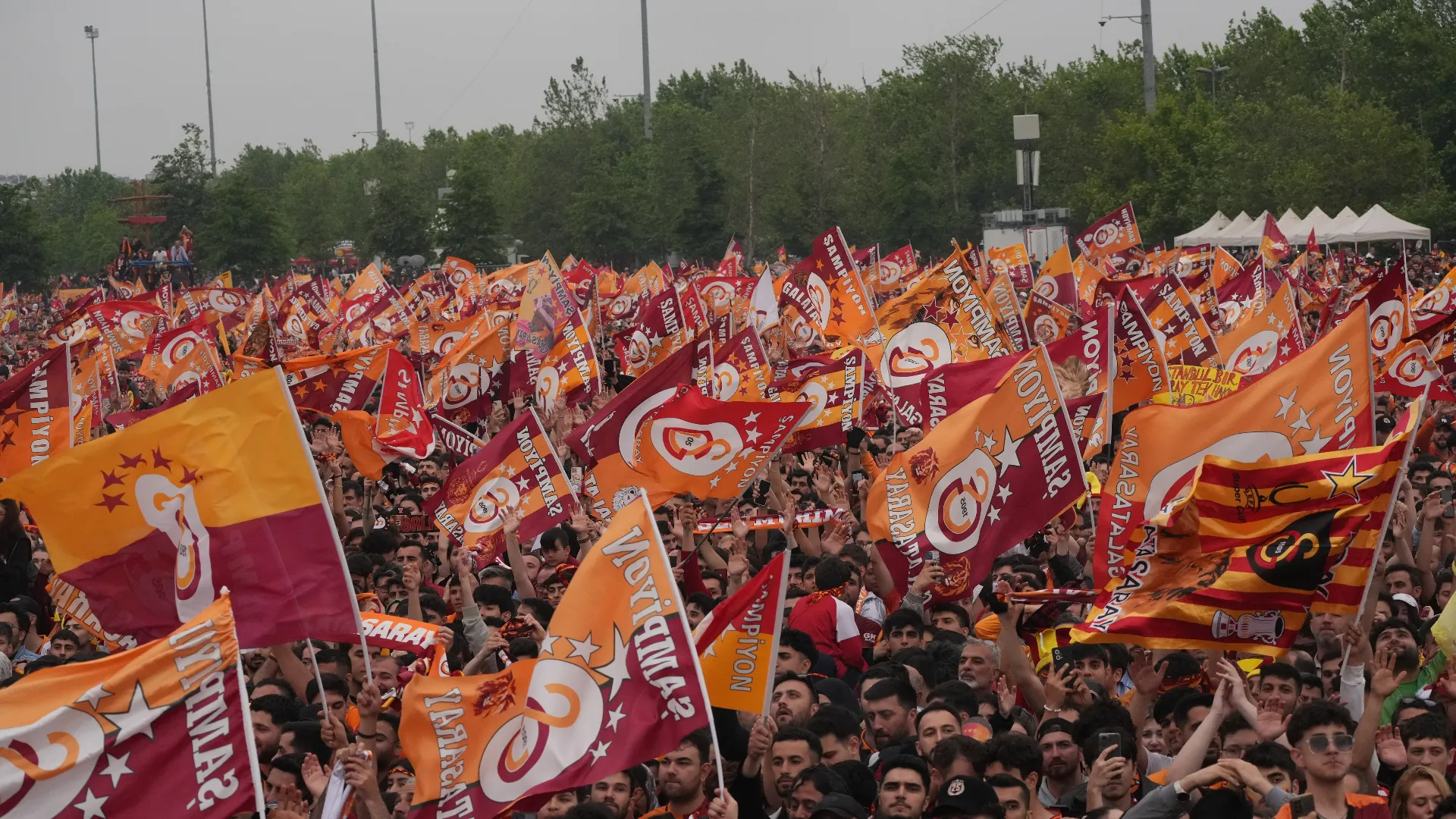 Ad attendere i campioni c'erano decine di migliaia di tifosi