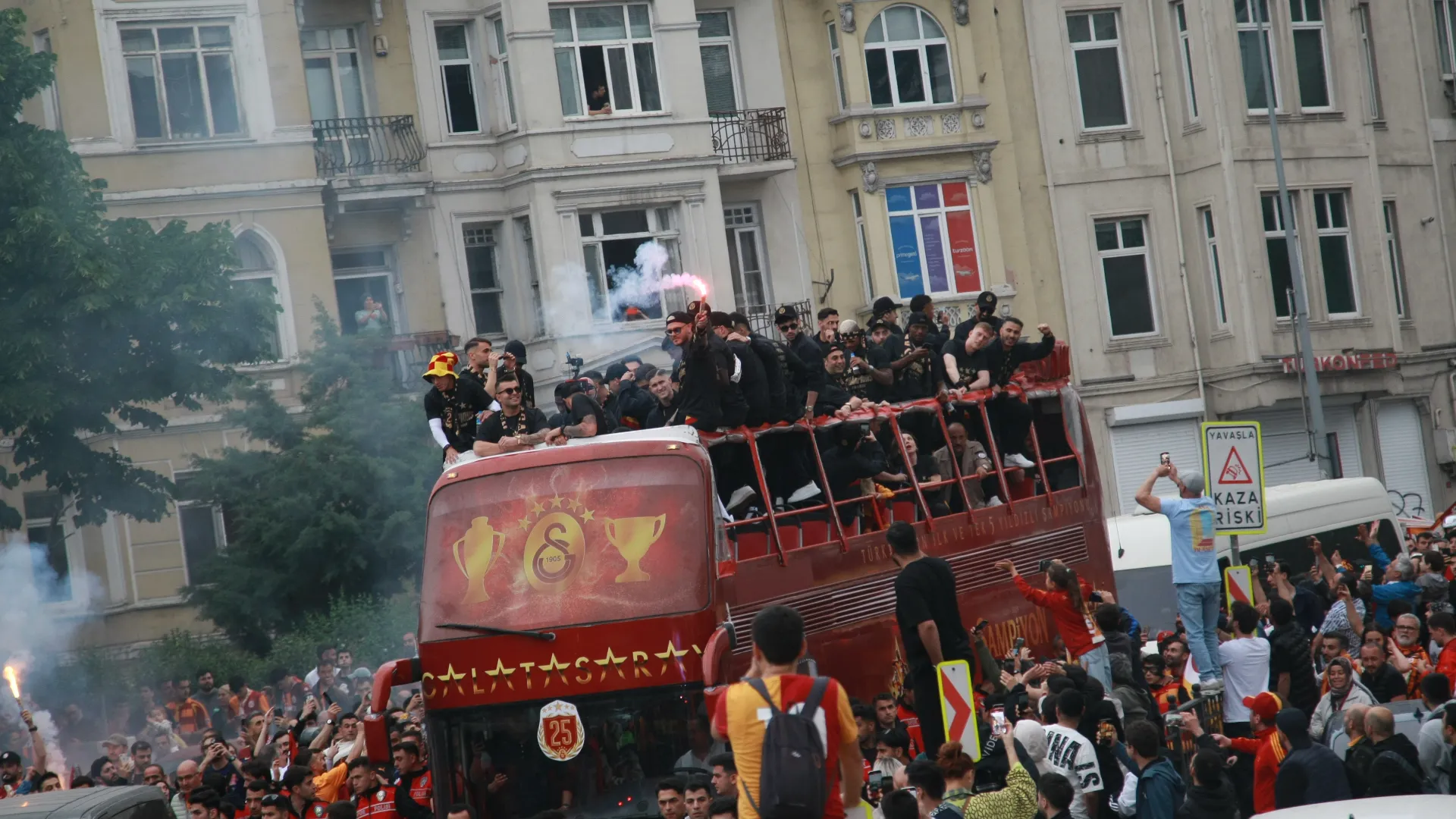 I campioni hanno fatto il giro del centro di Istanbul sul bus scoperto