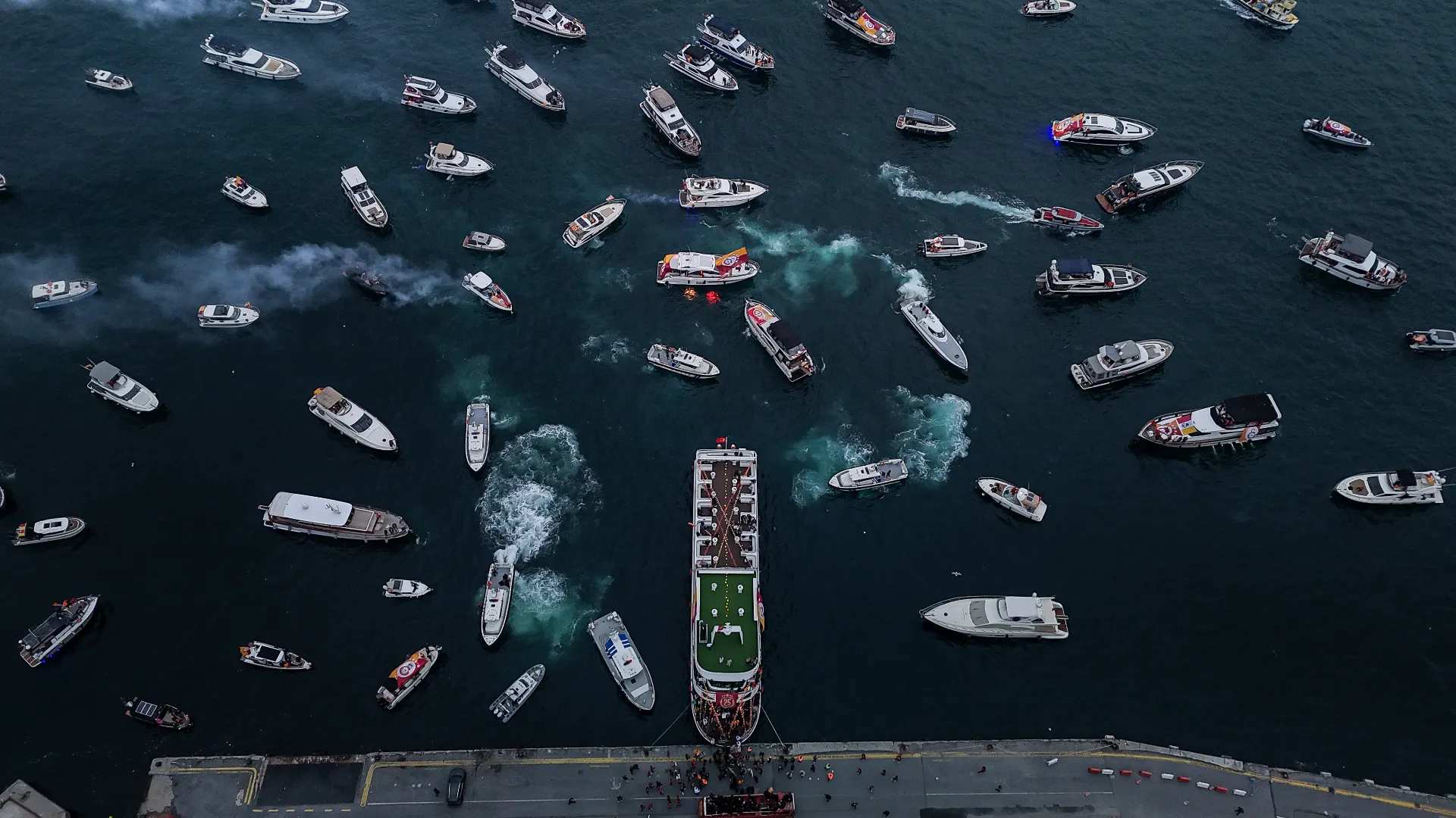 Cori, bandiere e razzi: la festa è iniziata già in mare
