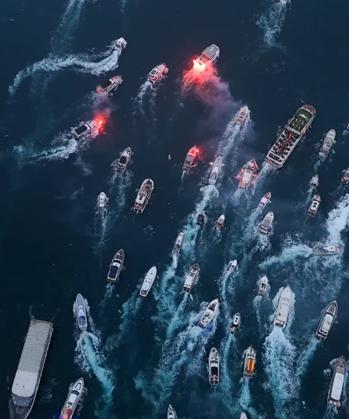 Razzi in mare per festeggiare il Galatasaray: le foto