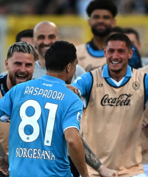 Raspadori trascina il Napoli a Lecce: Inter momentaneamente a -6