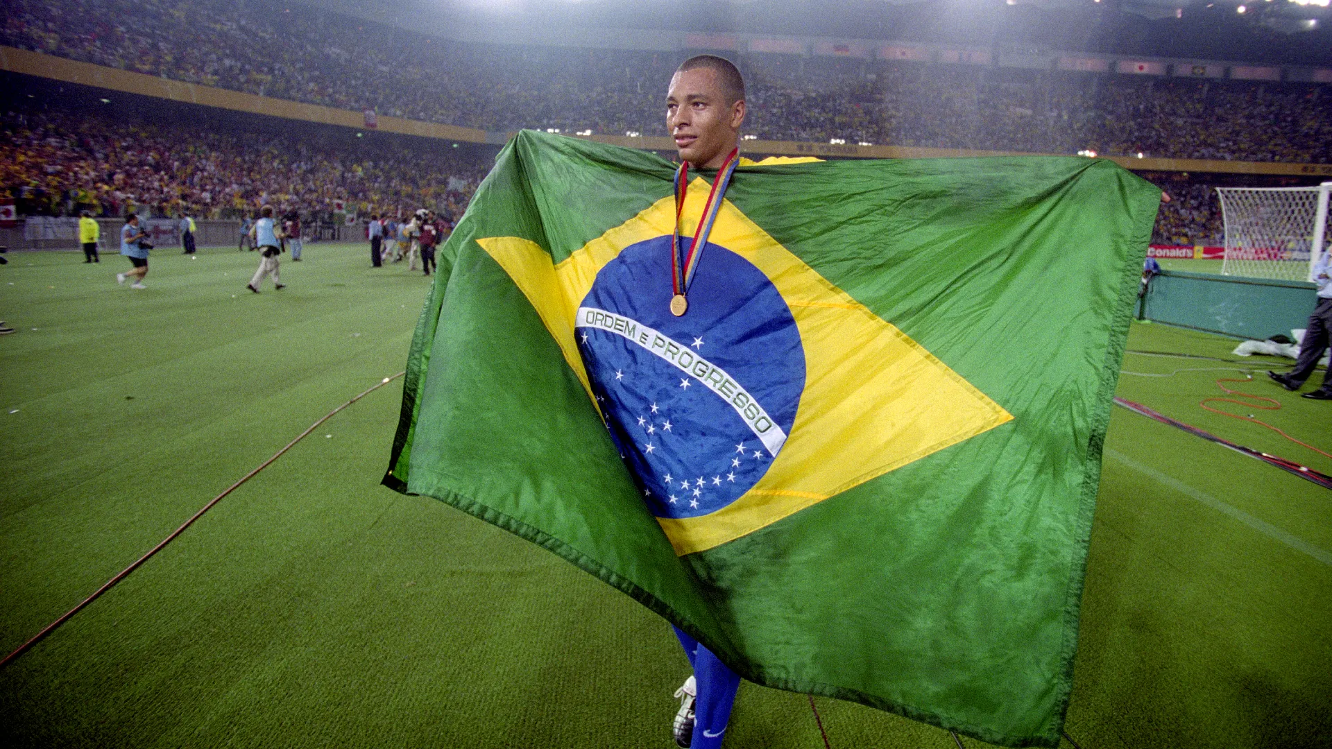 Si tratta di Gilberto Silva, uno dei centrocampisti più forti della sua generazione

