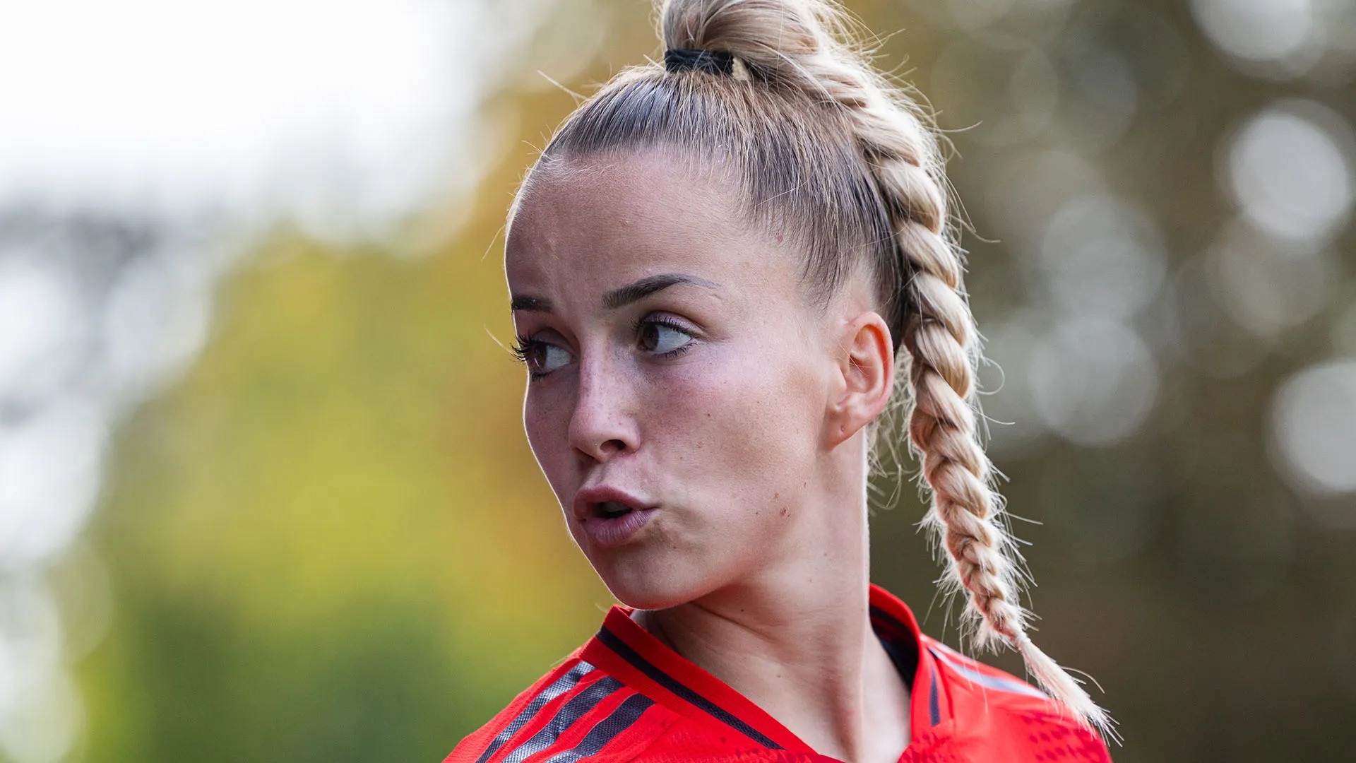 Il capitano della nazionale femminile tedesca in un libro ha rivelato di avere rifiutato offerte importanti negli ultimi anni