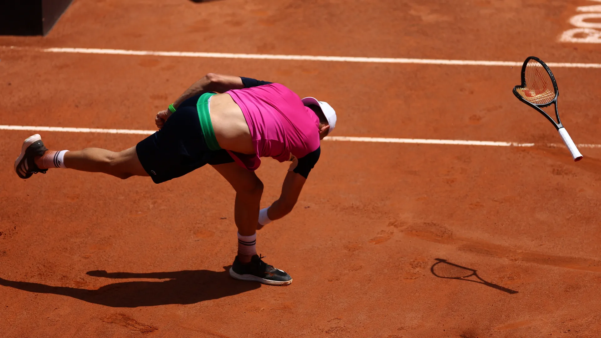 Follia del campione che disintegra la racchetta
