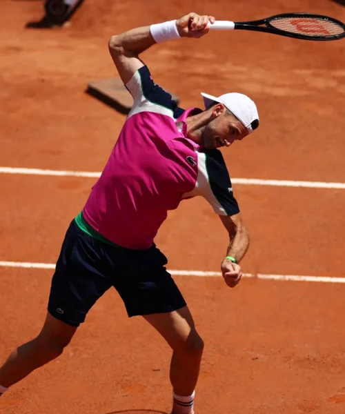 Follia del campione che disintegra la racchetta: le foto