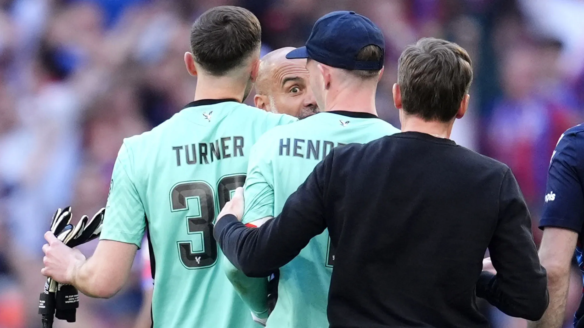 Guardiola furioso col portiere avversario, litigio a fine partita
