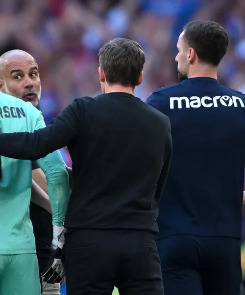 Guardiola furioso col portiere avversario, litigio a fine partita. Immagini