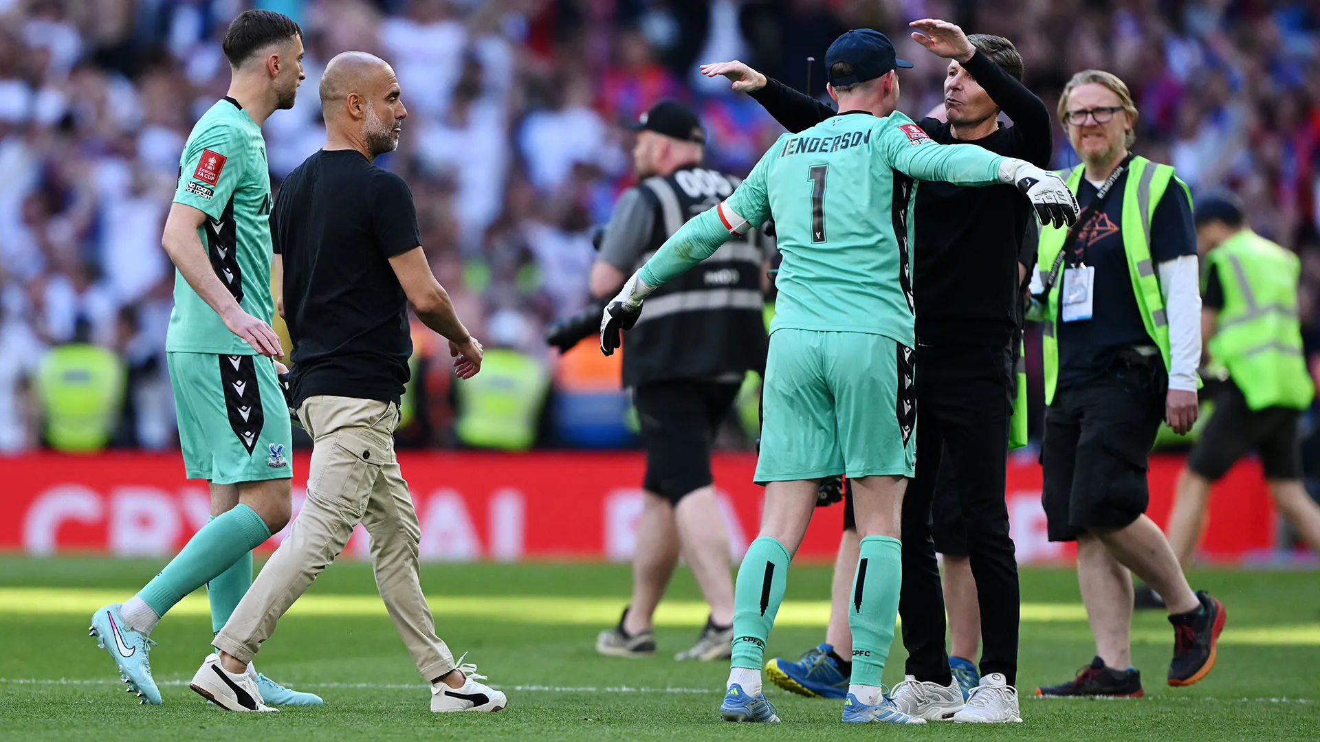 Guardiola dalla panchina ha protestato con veemenza ma il fallo non è stato sanzionato

