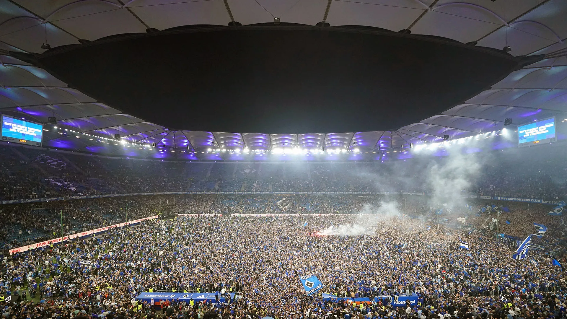Al termine della partita moltissimi tifosi hanno invaso il campo
La polizia è intervenuta tempestivamente ma non c'è stato modo di fermare i tifosi
