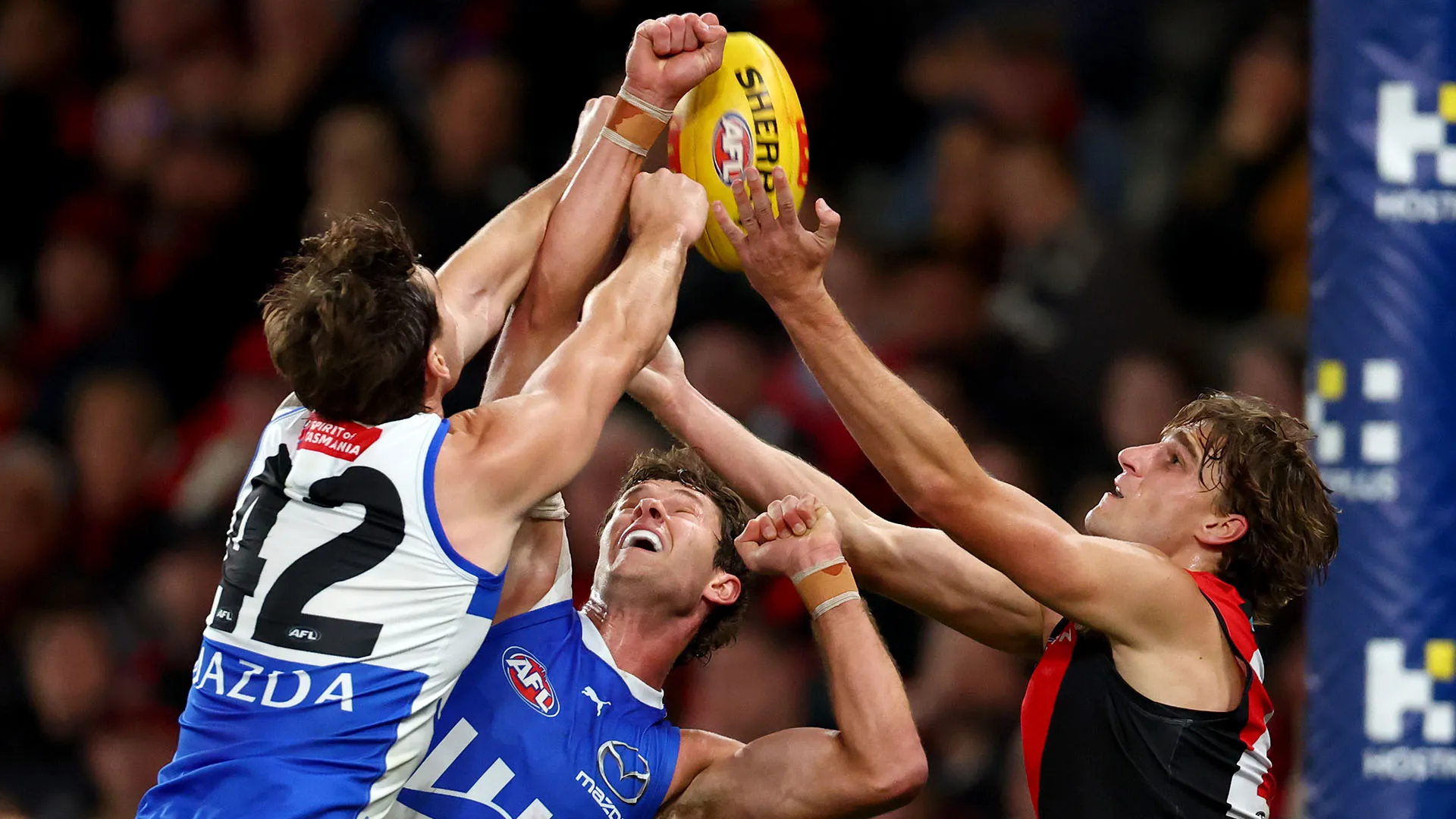 La stella nell'Essendon Harrison Jones si è fatta male alla caviglia durante la partita di Australian Football League contro il North Melbourne
