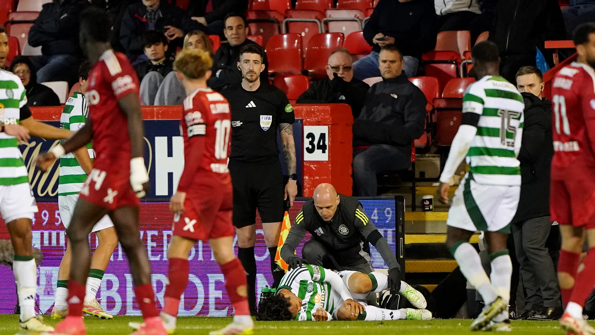 Pape Habib Gueye dell'Aberdeen ha commesso un durissimo fallo sul centrocampista giapponese, che era entrato nella ripresa