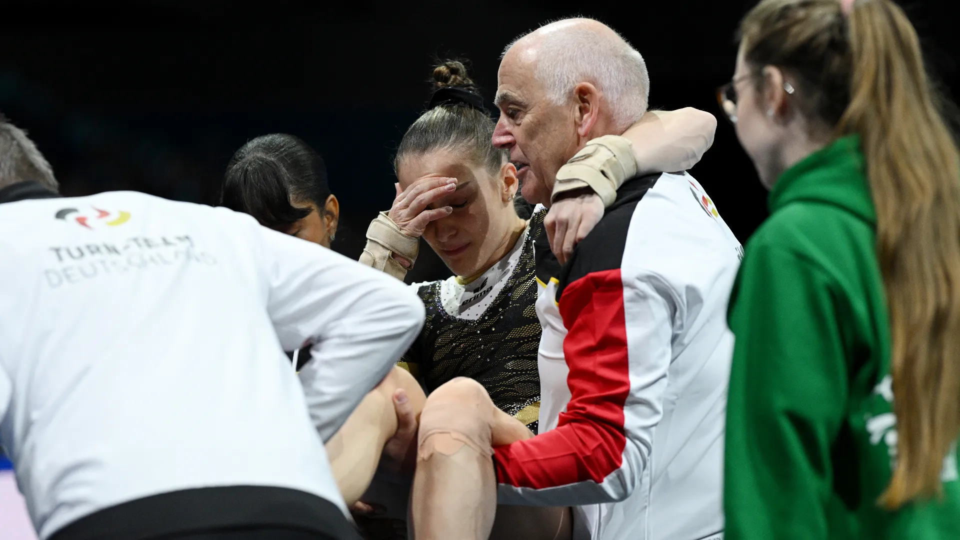 Dopo i primi soccorsi, la campionessa è stata portata fuori per le altre cure
