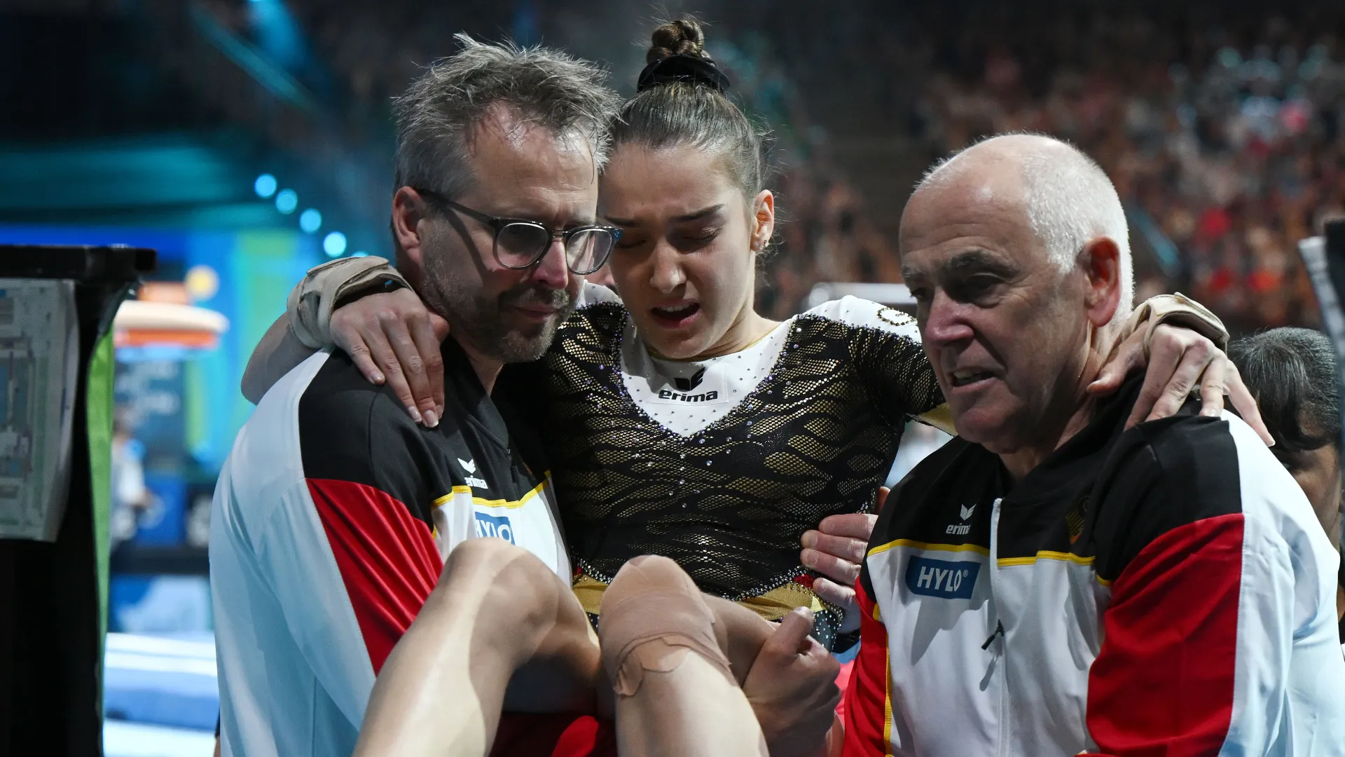 La campionessa è atterrata male dopo l'esibizione di volteggio
